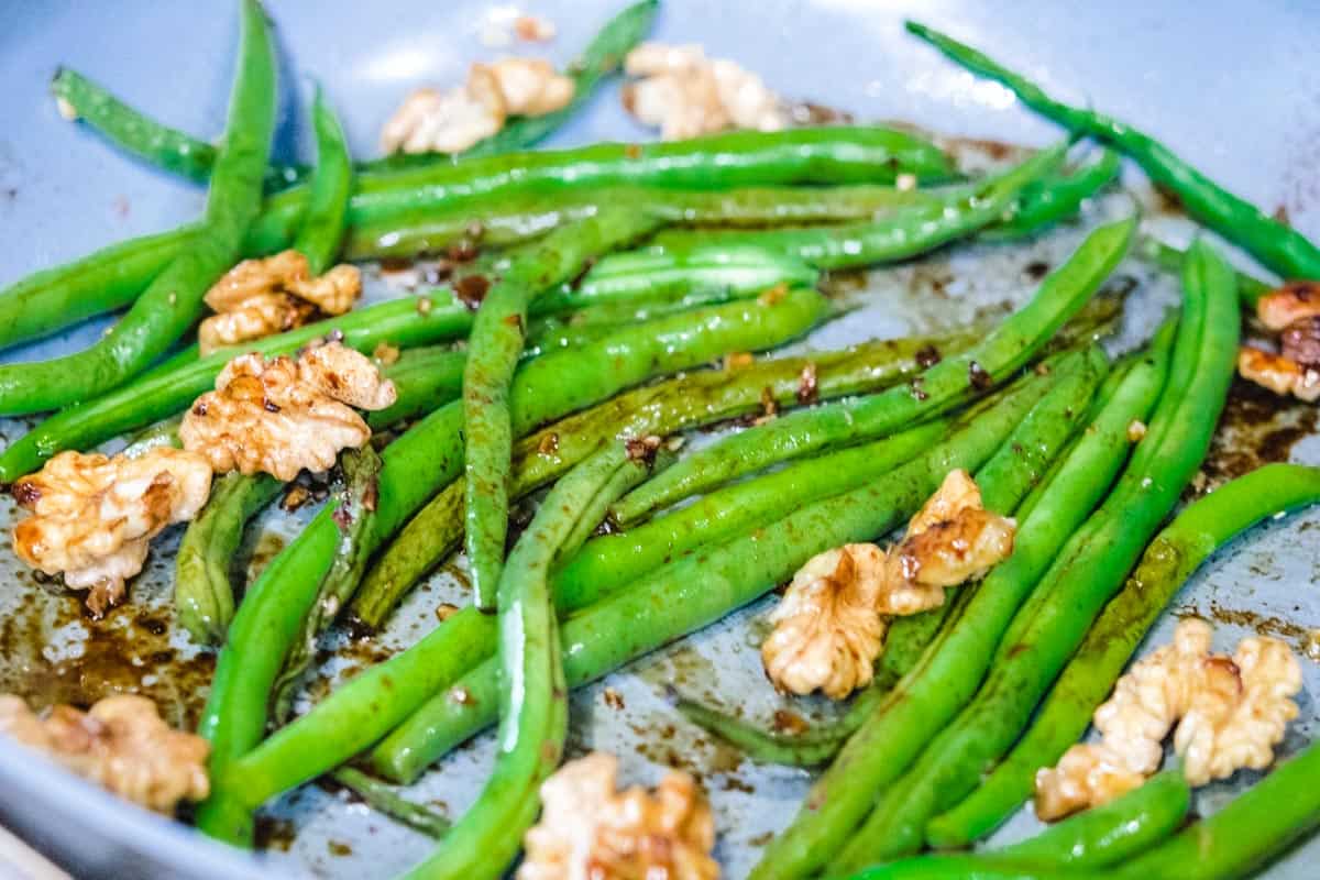 soy roasted green beans in a pan