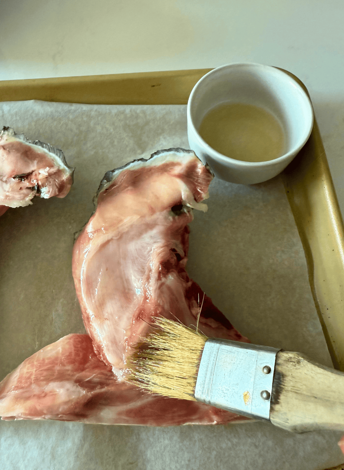 Der Hamachi -Kragen, der von Mirin auf einem goldenen Gebäckschild gebürstet wird